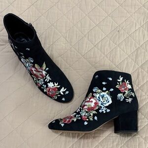 WHBM Titus Black Floral Embroidered Ankle Boots. Sz 9. Great condition!
